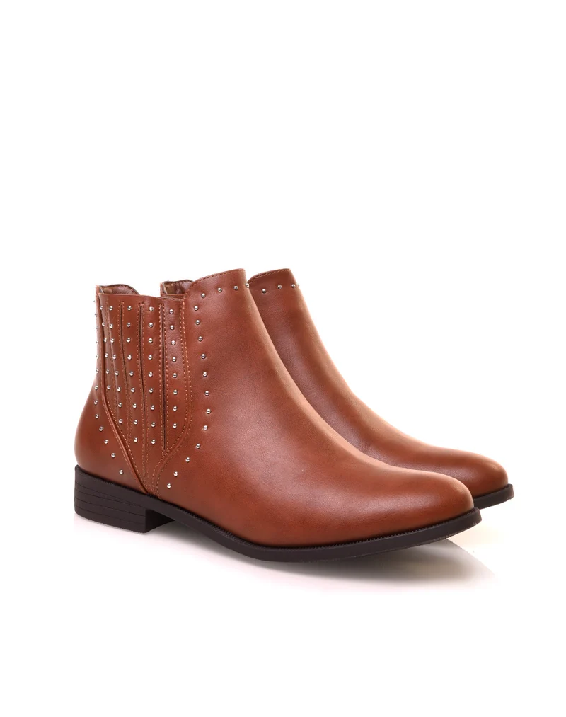 Bottines camel basses ornées de clous