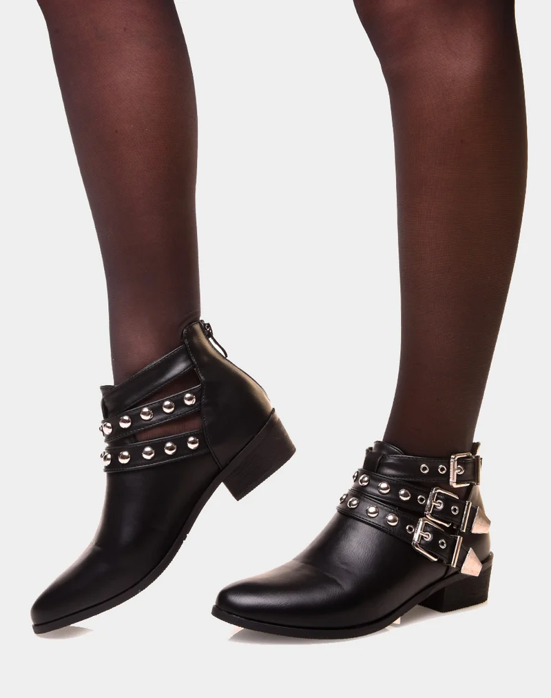 Bottines noires plates différentes lanières cloutés