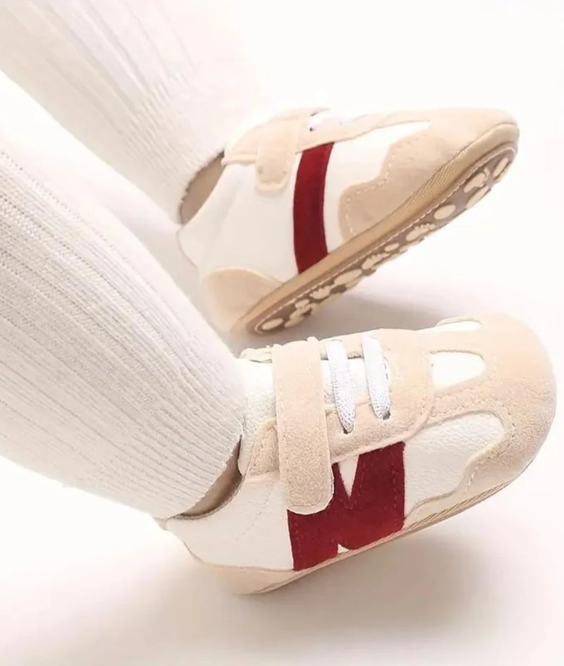 Mocassins Avec Un Design De Baseball Pour Bébé