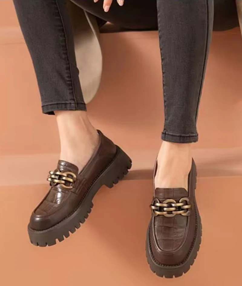 Mocassins Avec Une Chaîne En Métal Doré Pour Femmes