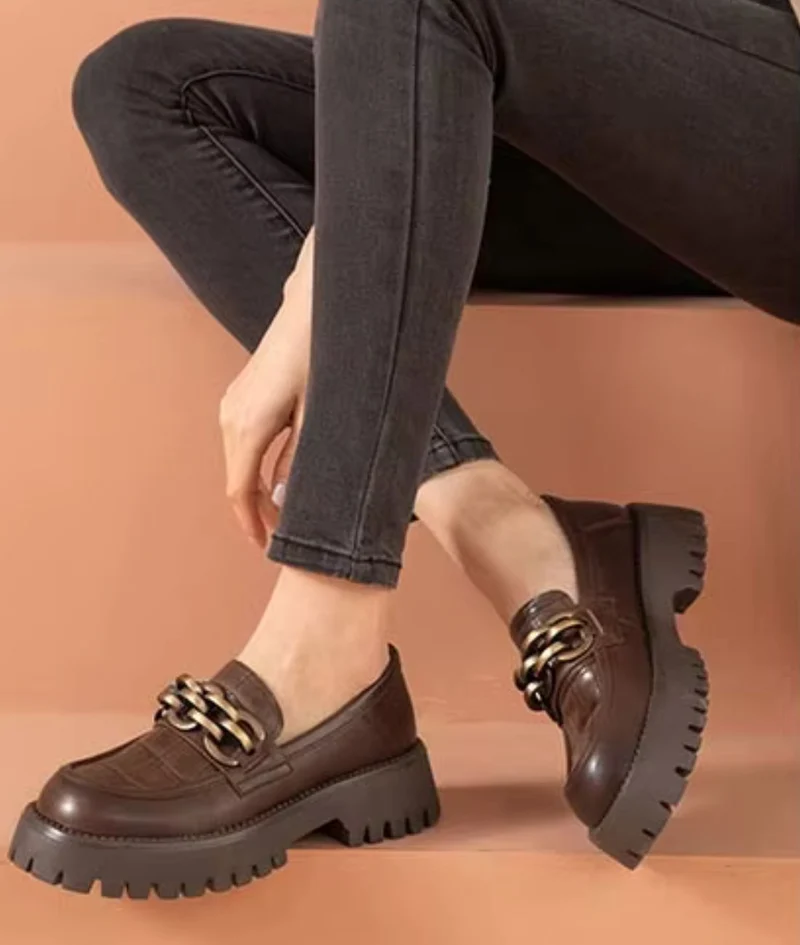 Mocassins Avec Une Chaîne En Métal Doré Pour Femmes
