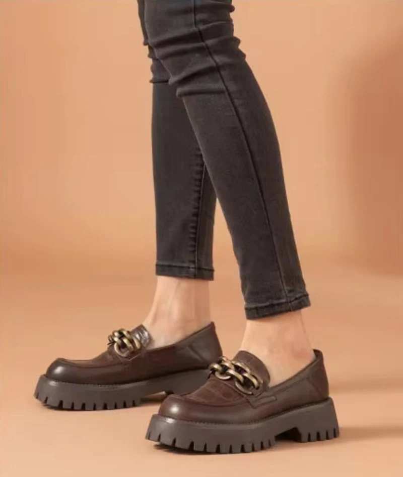 Mocassins Avec Une Chaîne En Métal Doré Pour Femmes