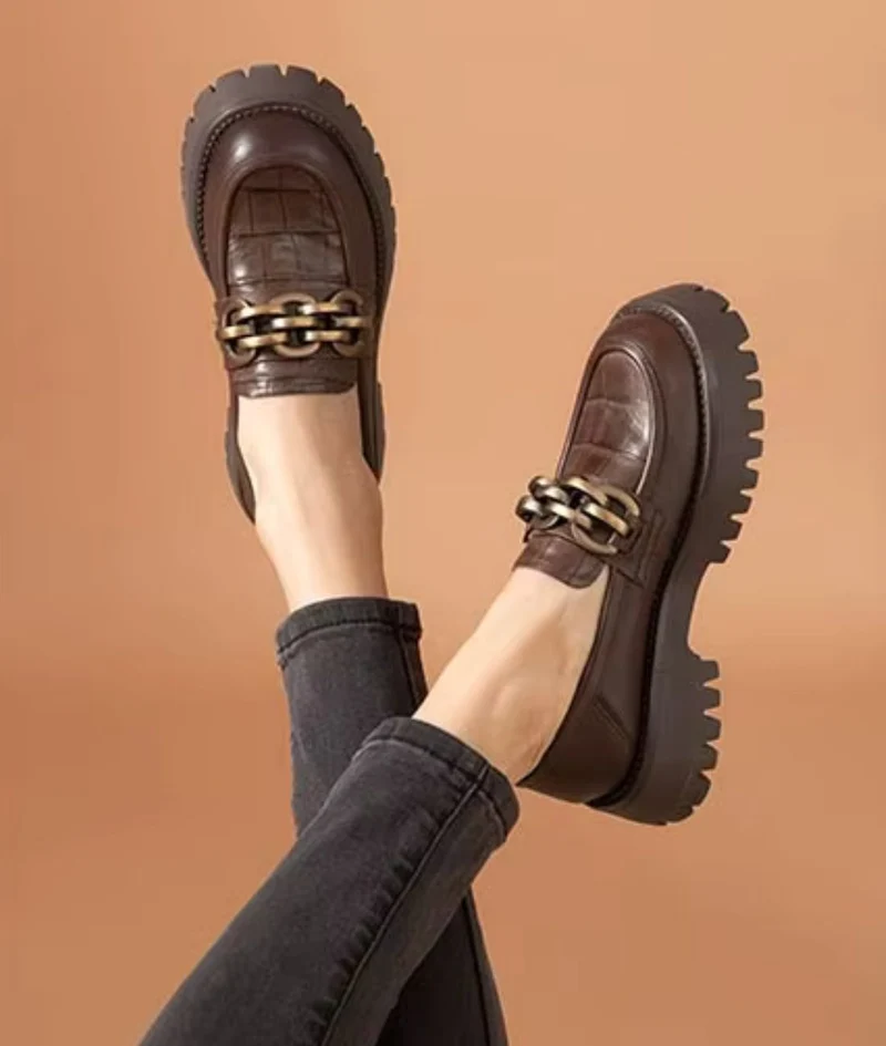 Mocassins Avec Une Chaîne En Métal Doré Pour Femmes