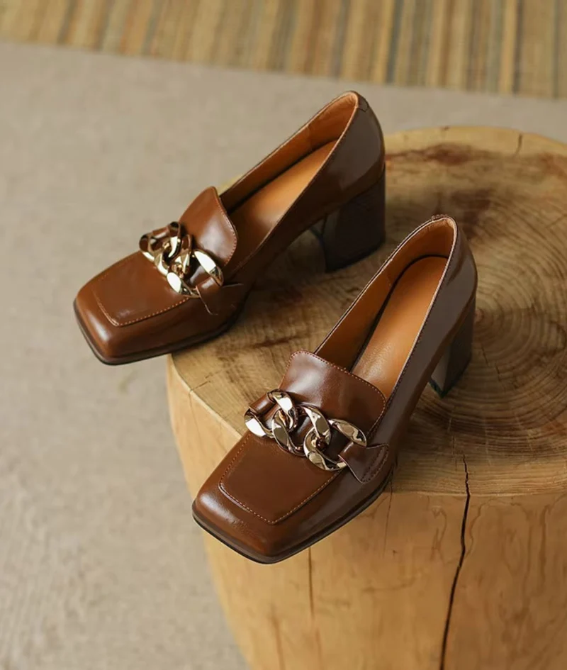Mocassins À Talons En Cuir Vernis Avec Détail Chaîne Dorée