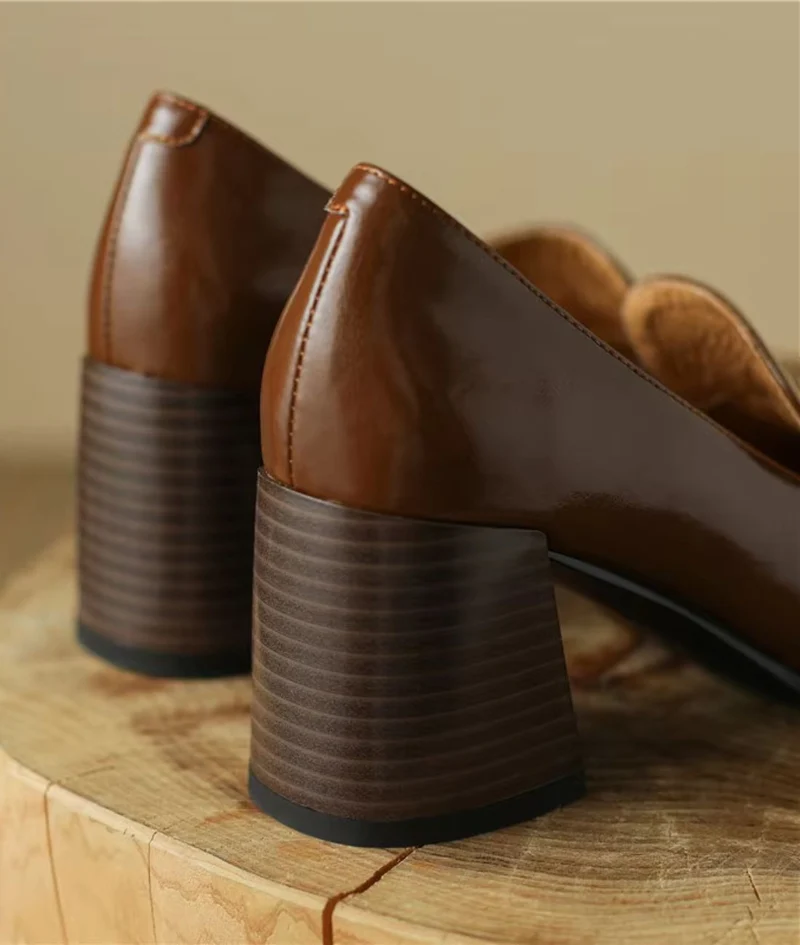 Mocassins À Talons En Cuir Vernis Avec Détail Chaîne Dorée
