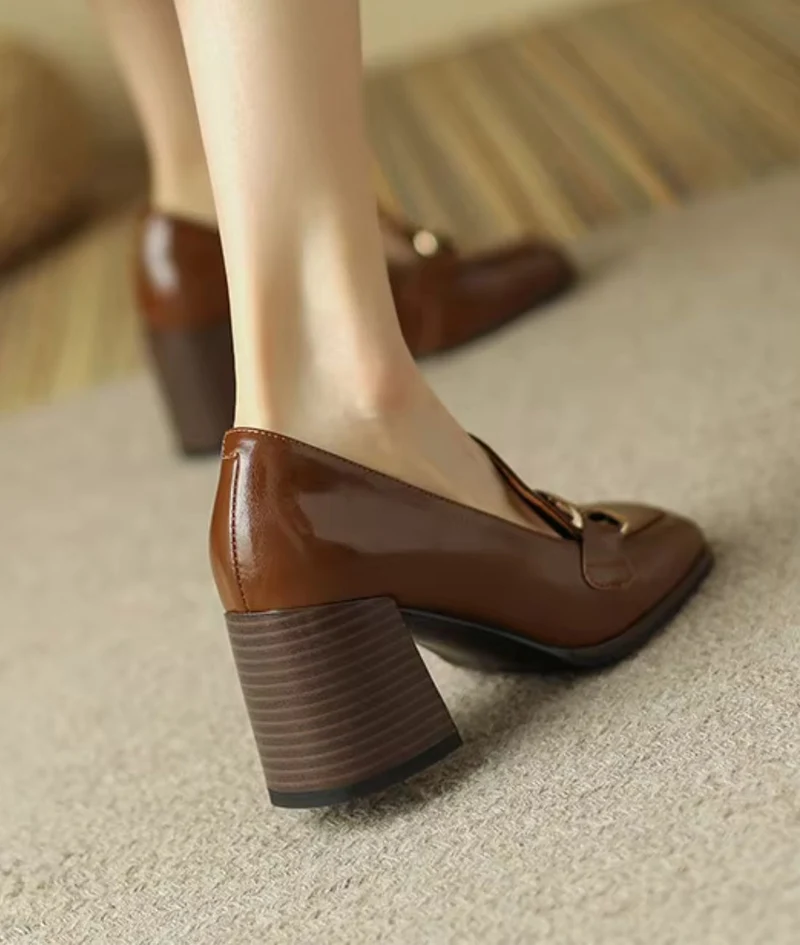 Mocassins À Talons En Cuir Vernis Avec Détail Chaîne Dorée