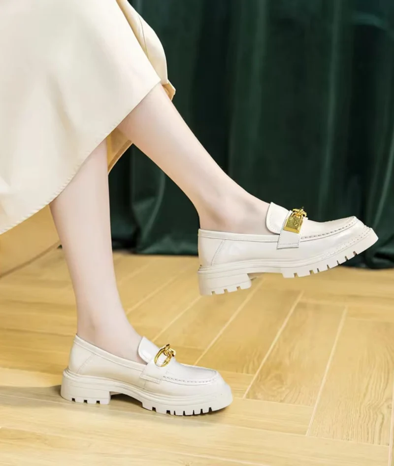 Mocassins À Plateforme En Cuir Verni Avec Chaîne Dorée Pour Femmes