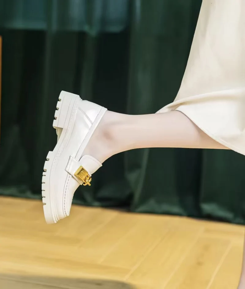 Mocassins À Plateforme En Cuir Verni Avec Chaîne Dorée Pour Femmes