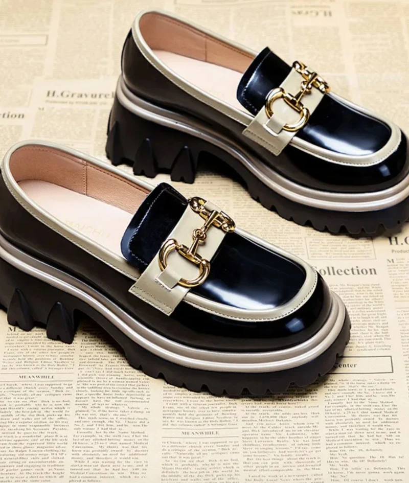 Mocassins À Plateforme Avec Une Chaîne Dorée Étincelante Pour Femmes