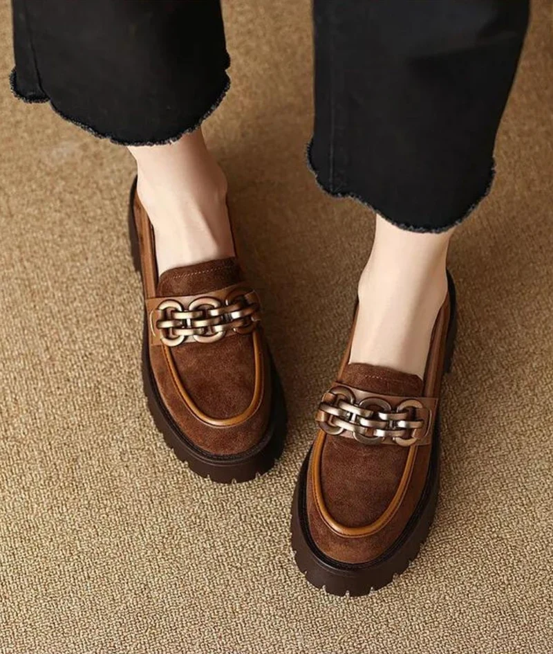 Mocassins À Plateforme Avec Une Chaîne Argentée Pour Femmes