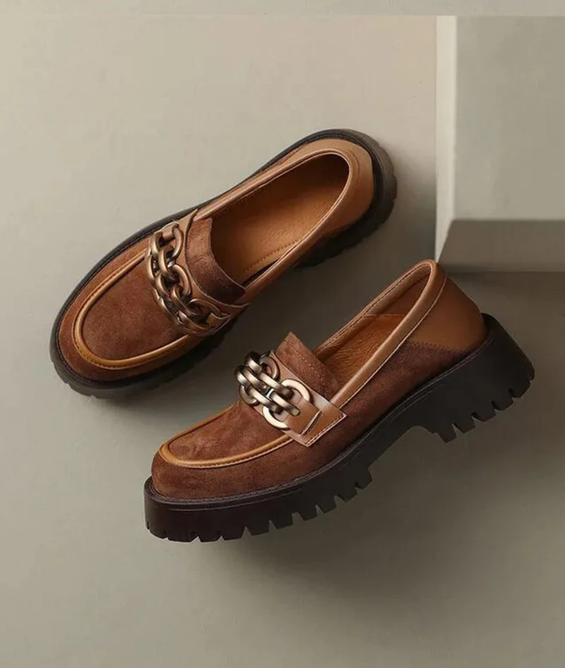 Mocassins À Plateforme Avec Une Chaîne Argentée Pour Femmes