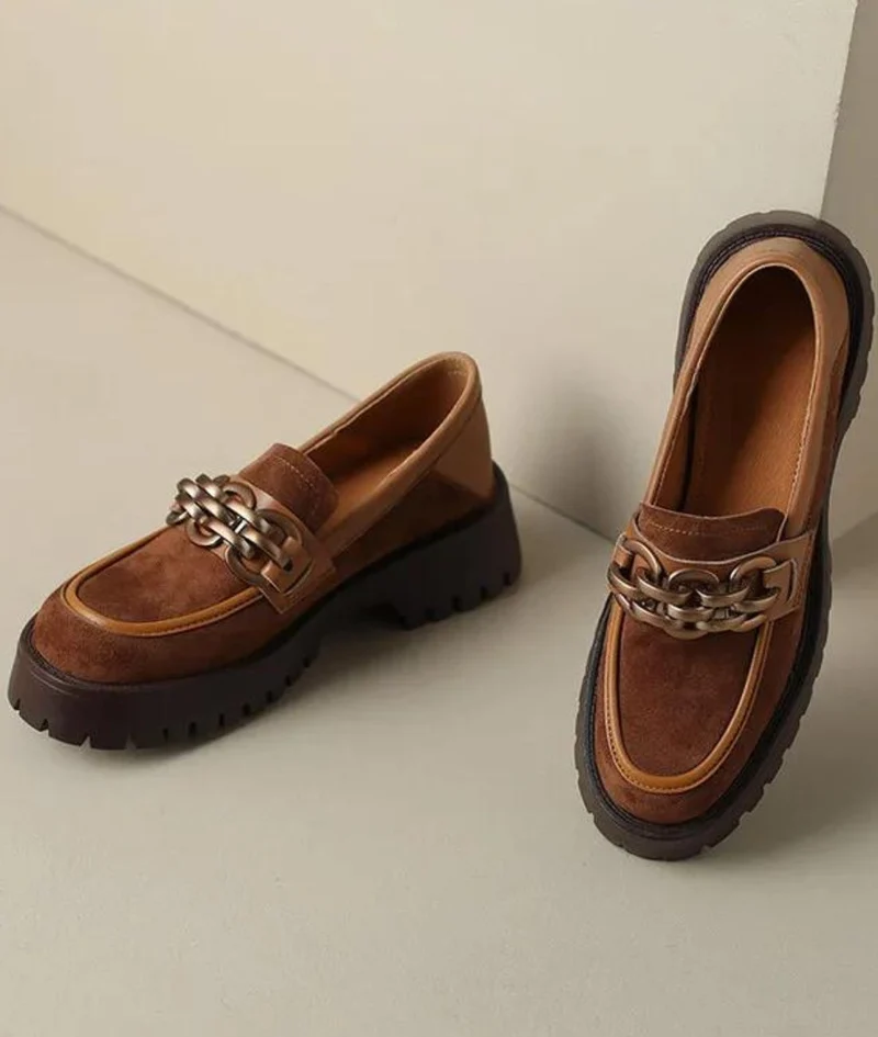 Mocassins À Plateforme Avec Une Chaîne Argentée Pour Femmes