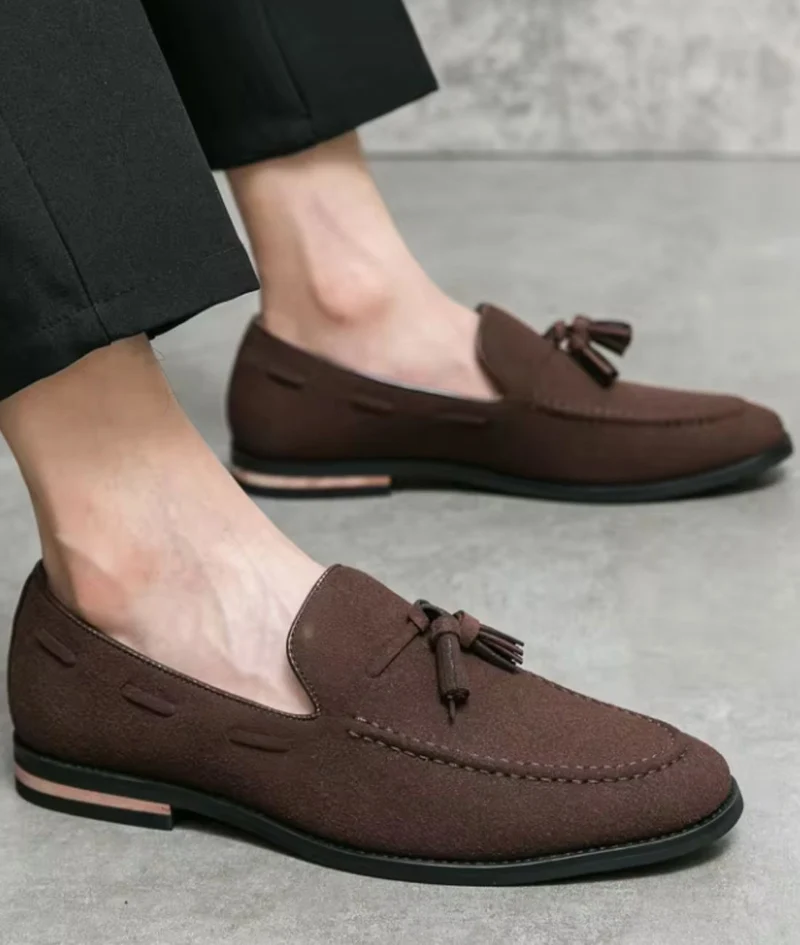Mocassins À Glands En Cuir Suède À Surpiqûres Blanches