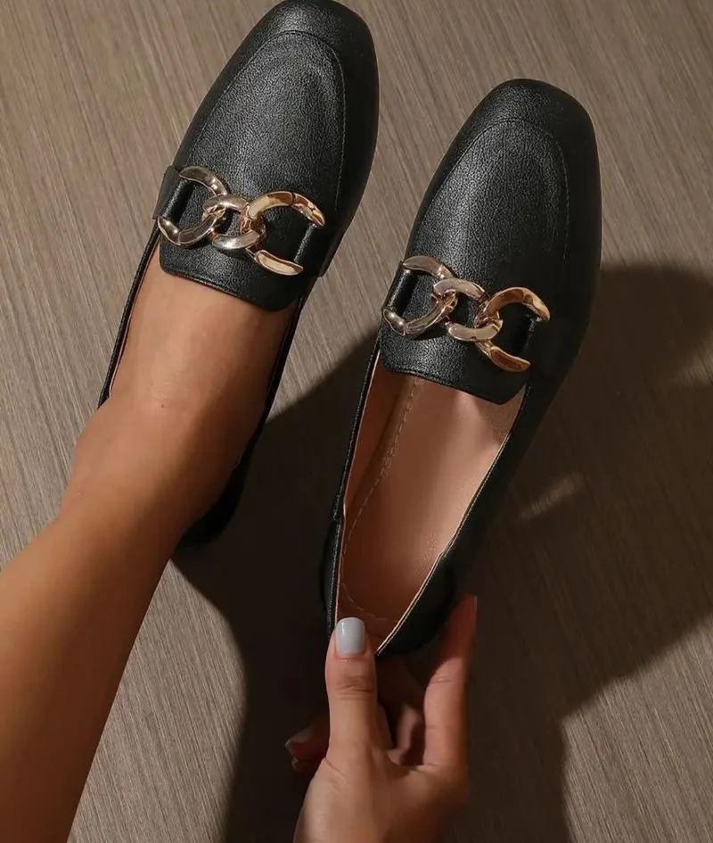 Mocassin Noir Boucle Dorée À Enfiler Et Cuir Végan