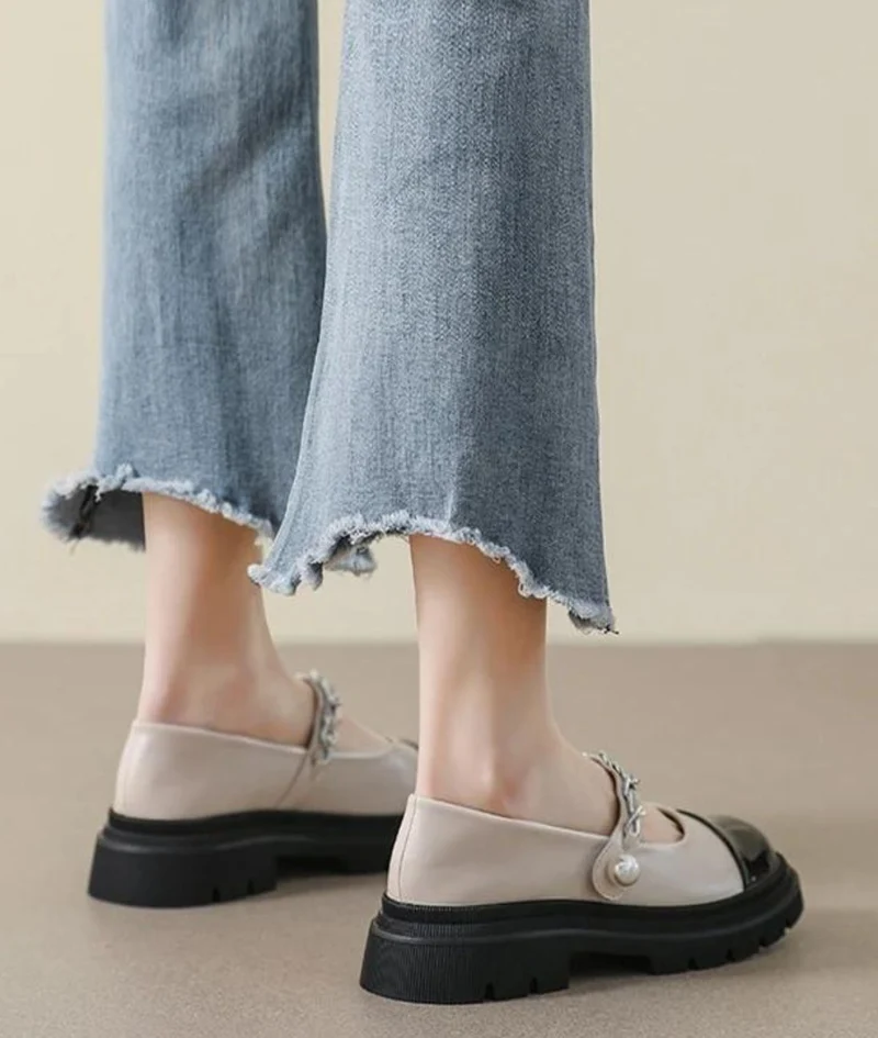Mocassin Ballerine Vernis À Boucles Avec Petit Talon