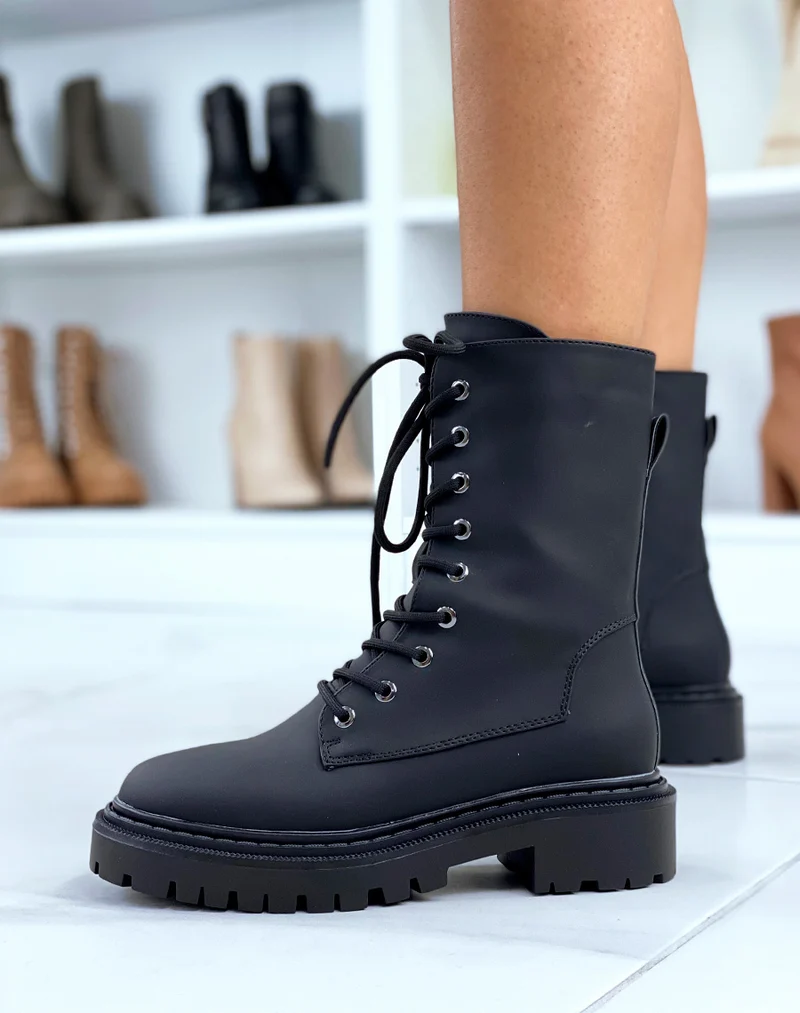 Bottines noires montantes mattes à lacet et semelle talonnée