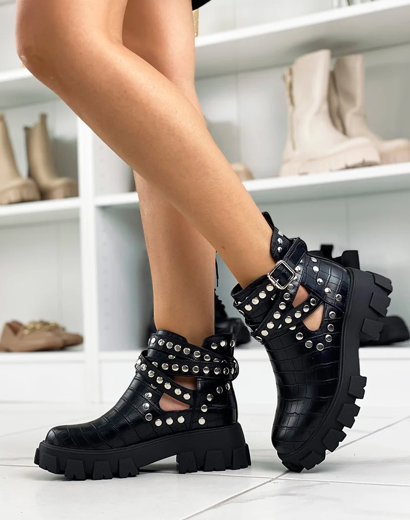 Bottines croco noires cloutées