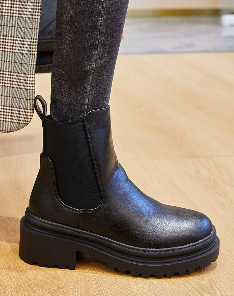 Bottines noires à élastique et semelle talonnée