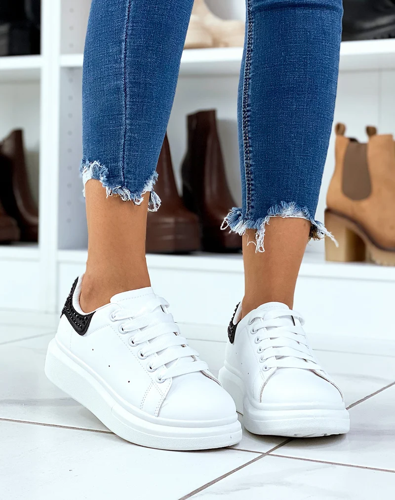 Basket blanches avec empiècement arrière noir ornées de strass