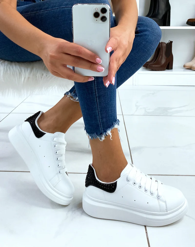 Basket blanches avec empiècement arrière noir ornées de strass