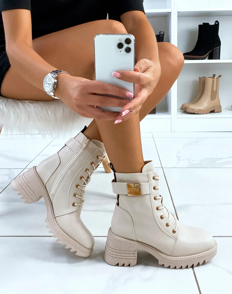 Bottines beiges à lacet et boucle dorée