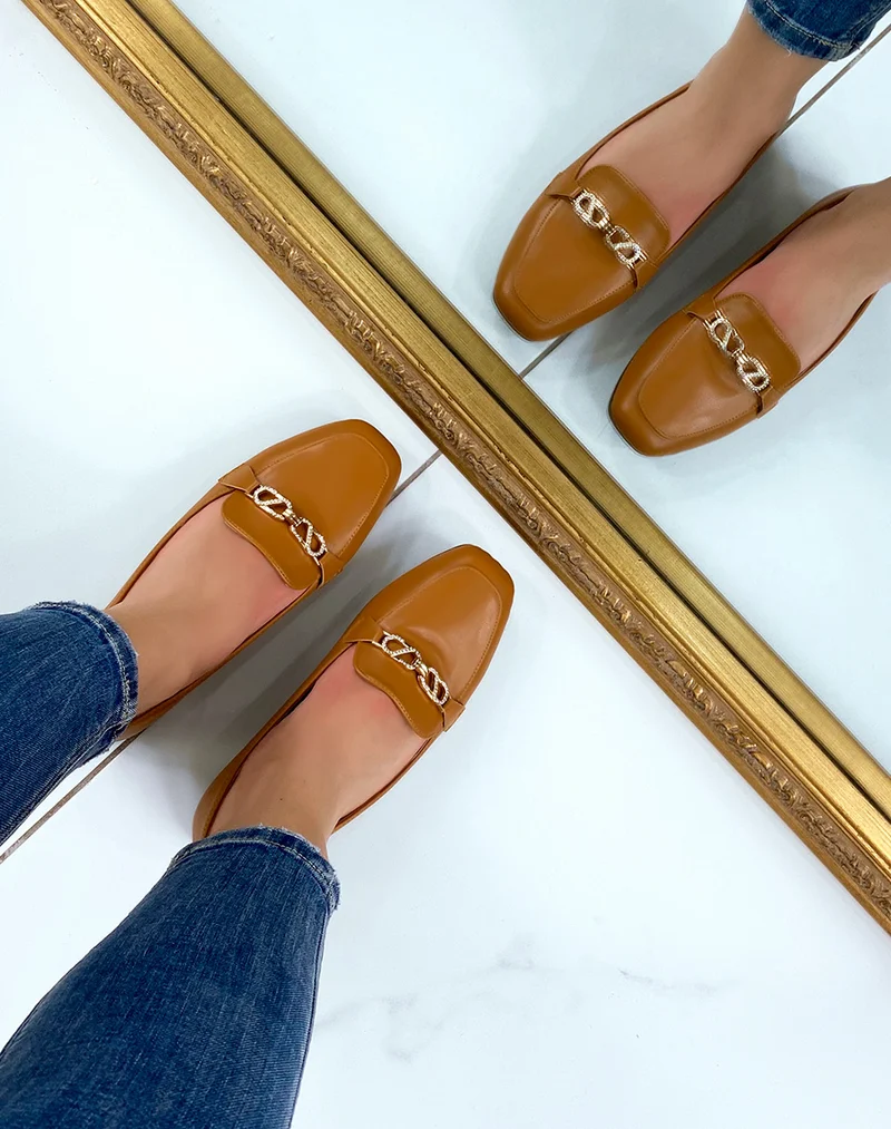 Mocassins plats camel à bijoux dorés à strass