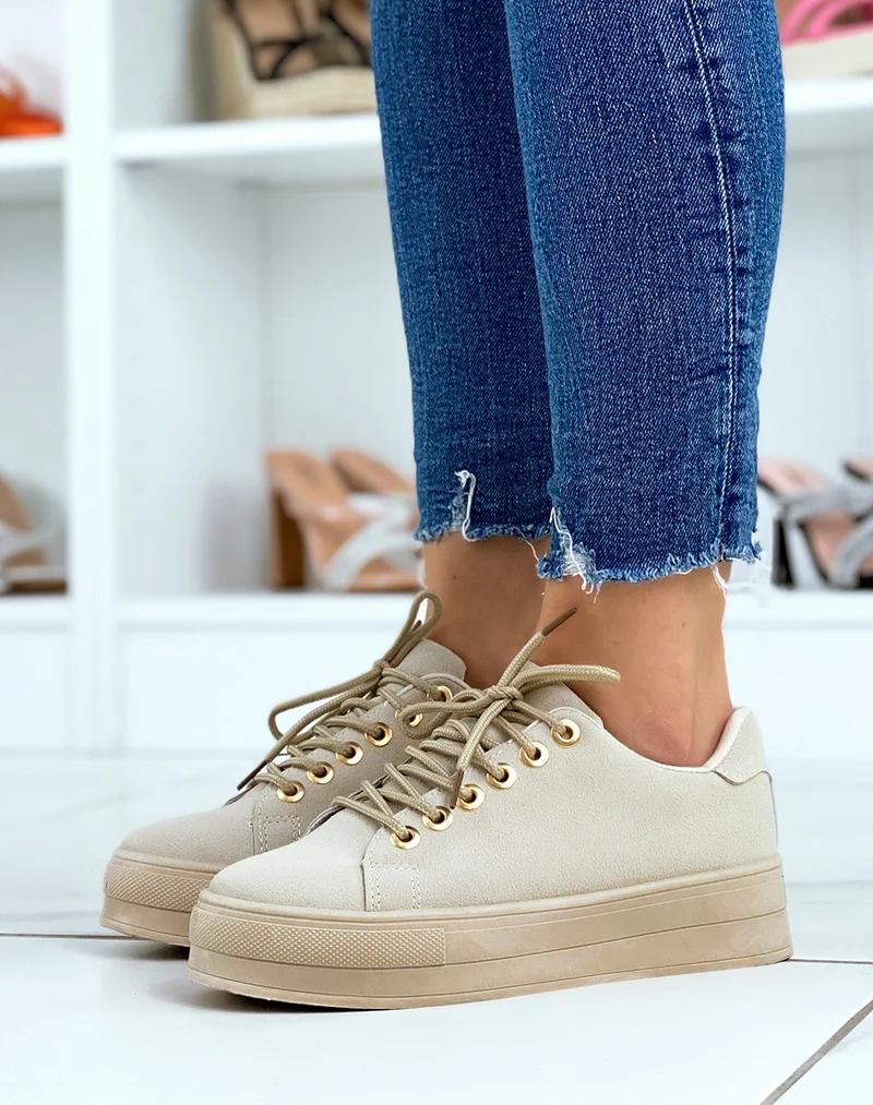 Baskets beiges en suédine à semelle beige et œillets dorés