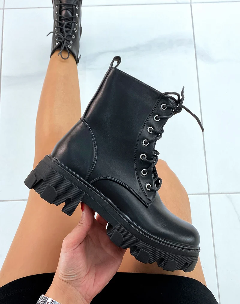 Bottines lacées noires à semelle crantée