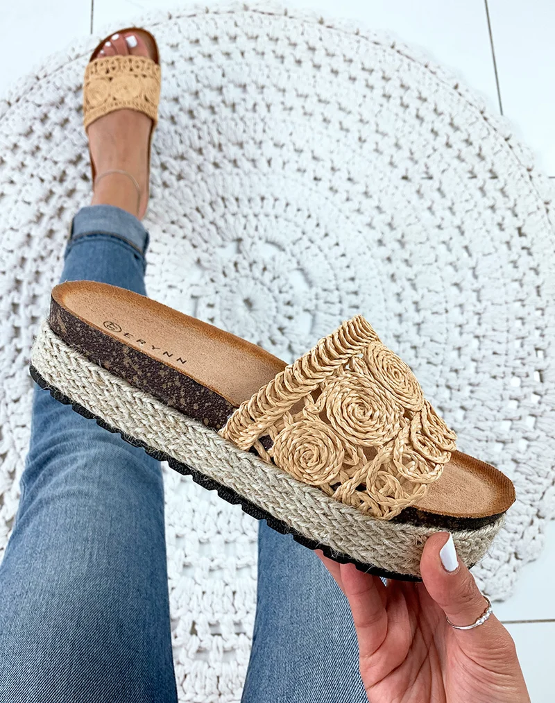 Mules en osier beiges à motifs tressés et à plateforme