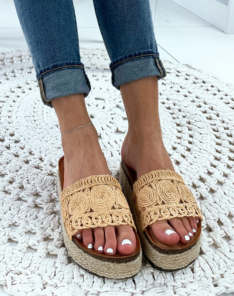Mules en osier beiges à motifs tressés et à plateforme