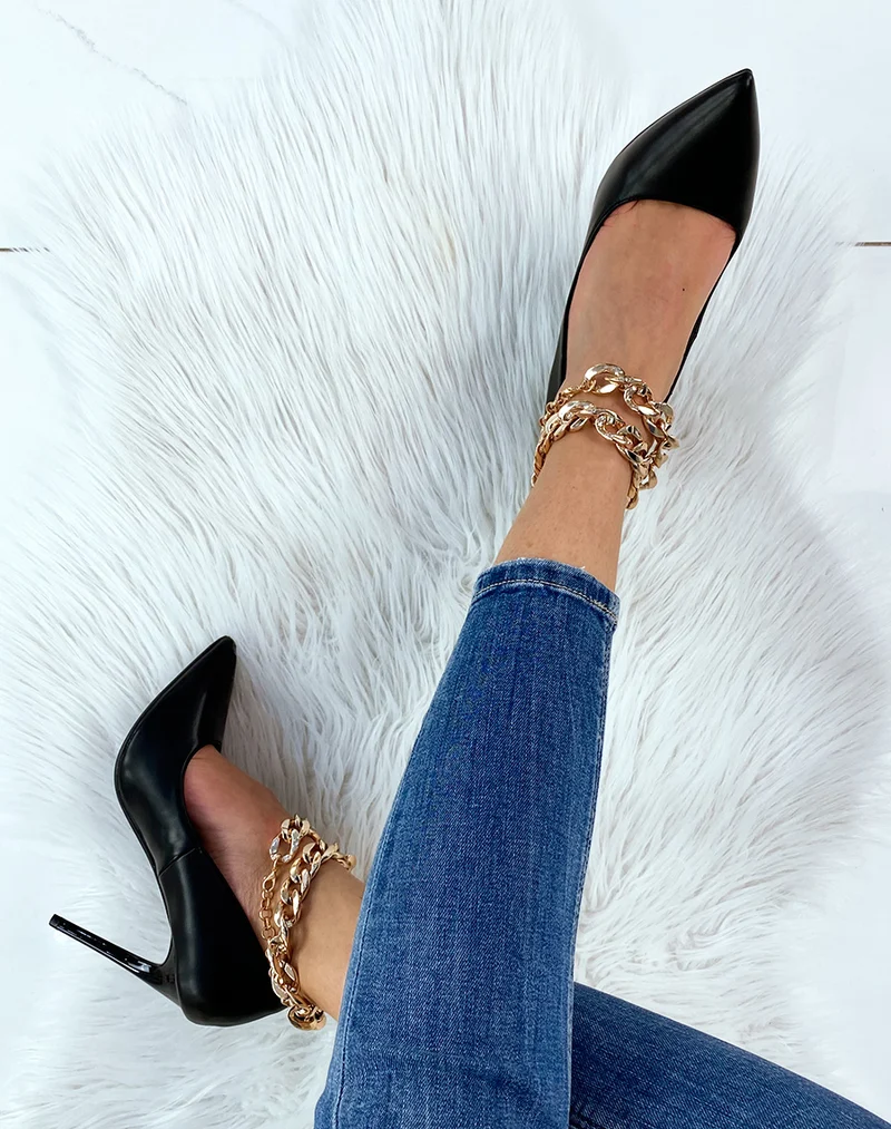 Escarpin noir à talon et chaîne dorée