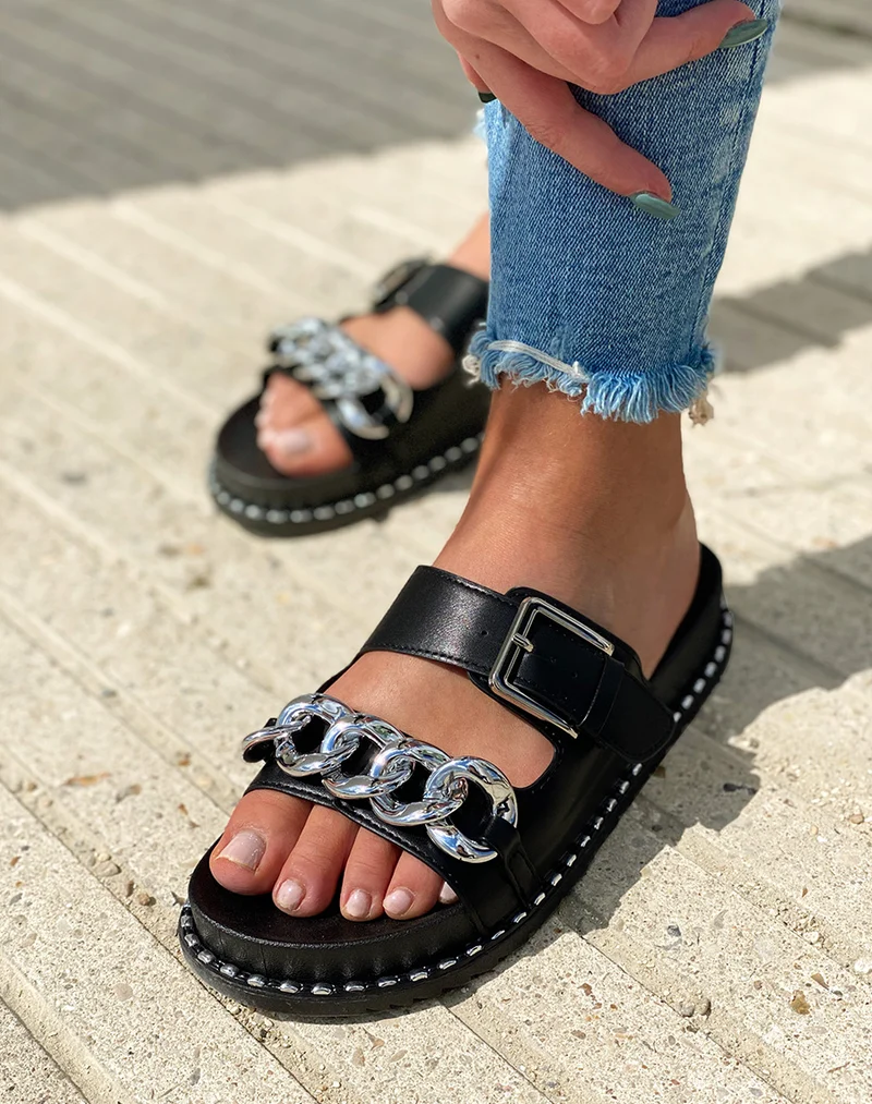 Sandales noires à doubles brides et chaîne argentée