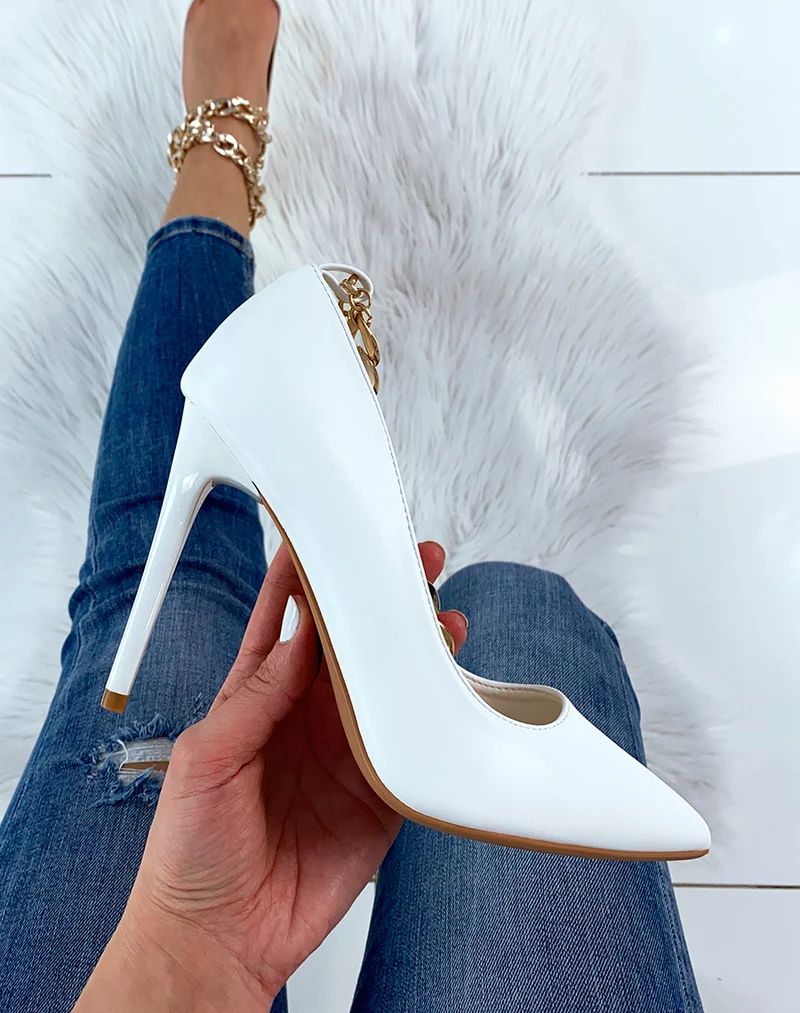 Escarpin blanc à talon et chaîne dorée