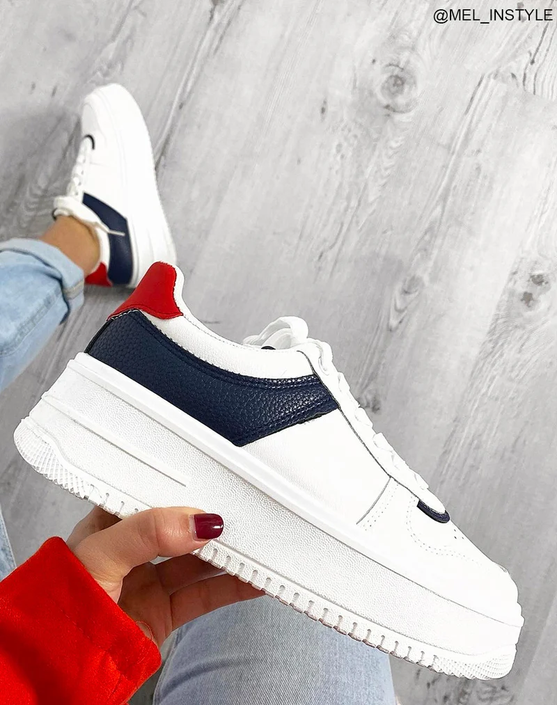 Baskets bleu et rouge