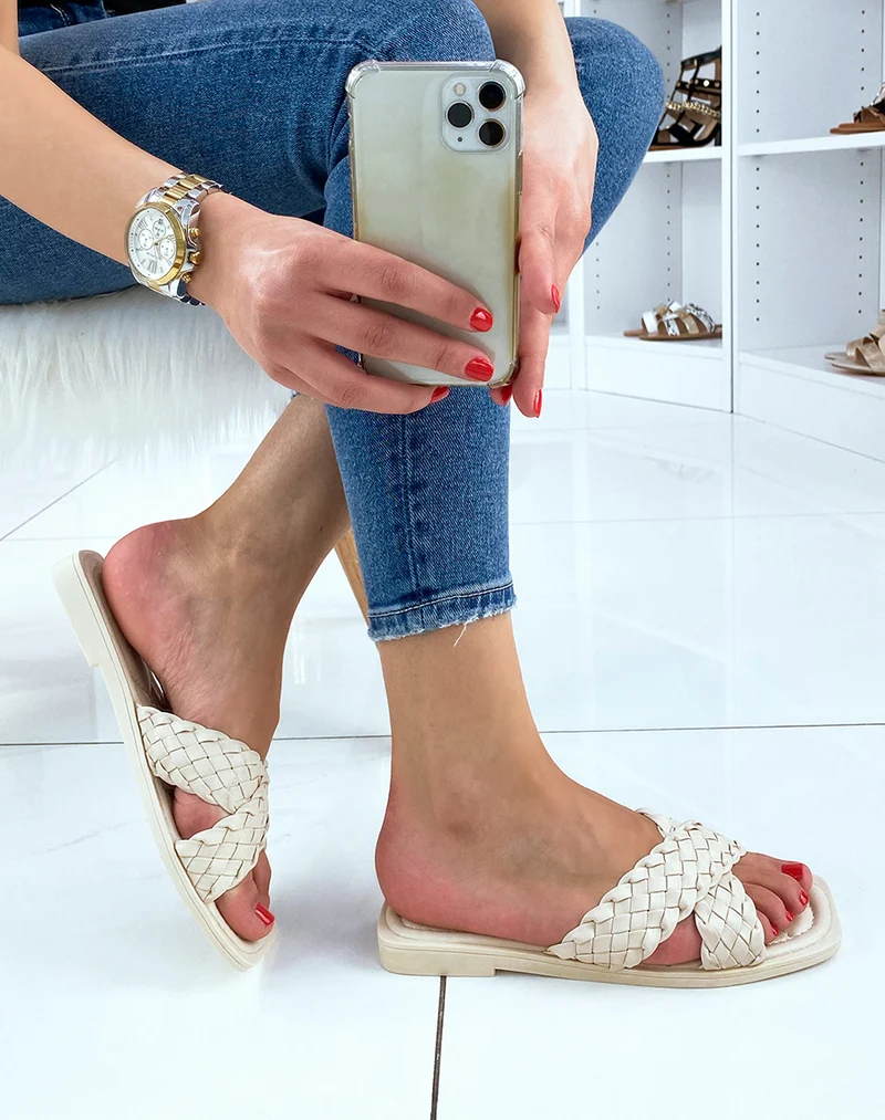 Mules beiges à brides croisées et tressées