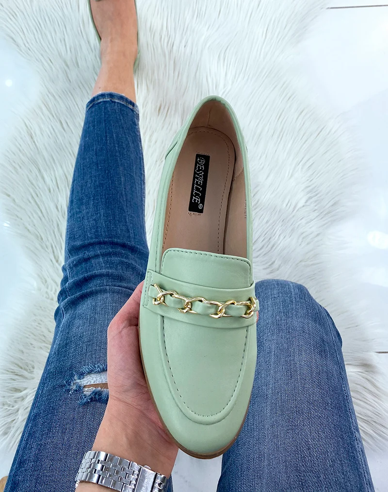 Mocassins vert pastel à fine chaîne dorée