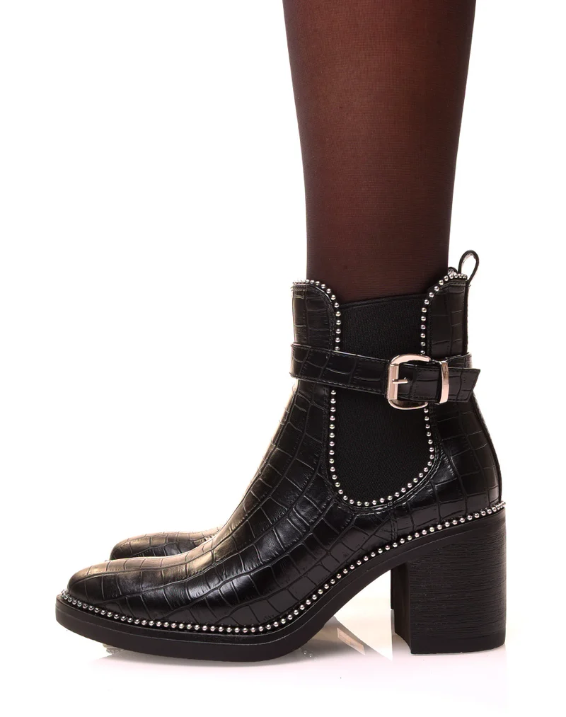 Bottines noires à talons ajourées de clous effet croco