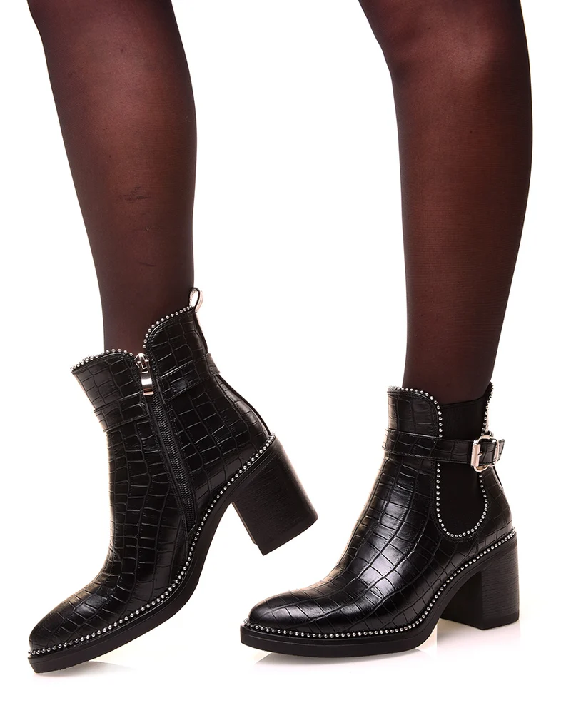 Bottines noires à talons ajourées de clous effet croco
