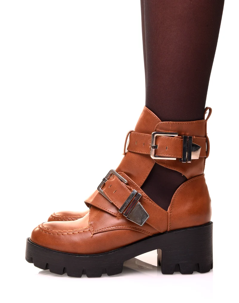 Bottines camel montantes ouvertes ajourées de boucles