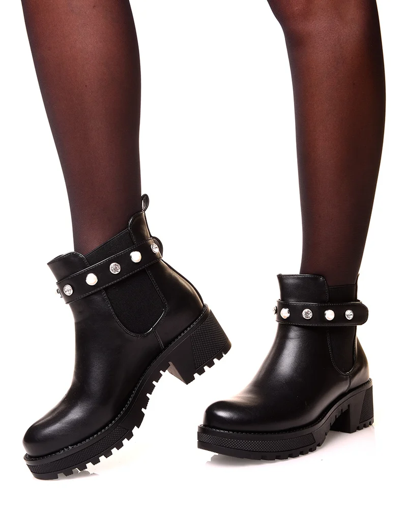 Bottines noires ajourées de perles