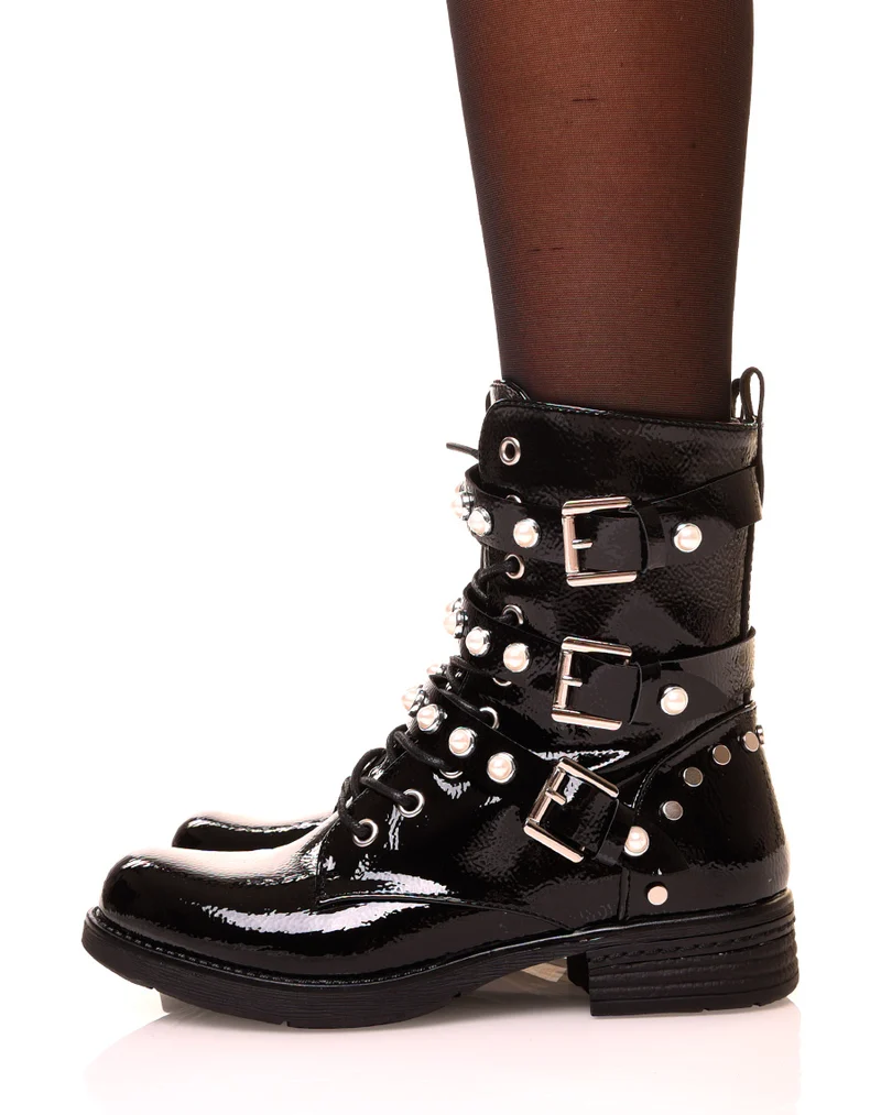Bottines noires vernies à lacets et lanières perlées