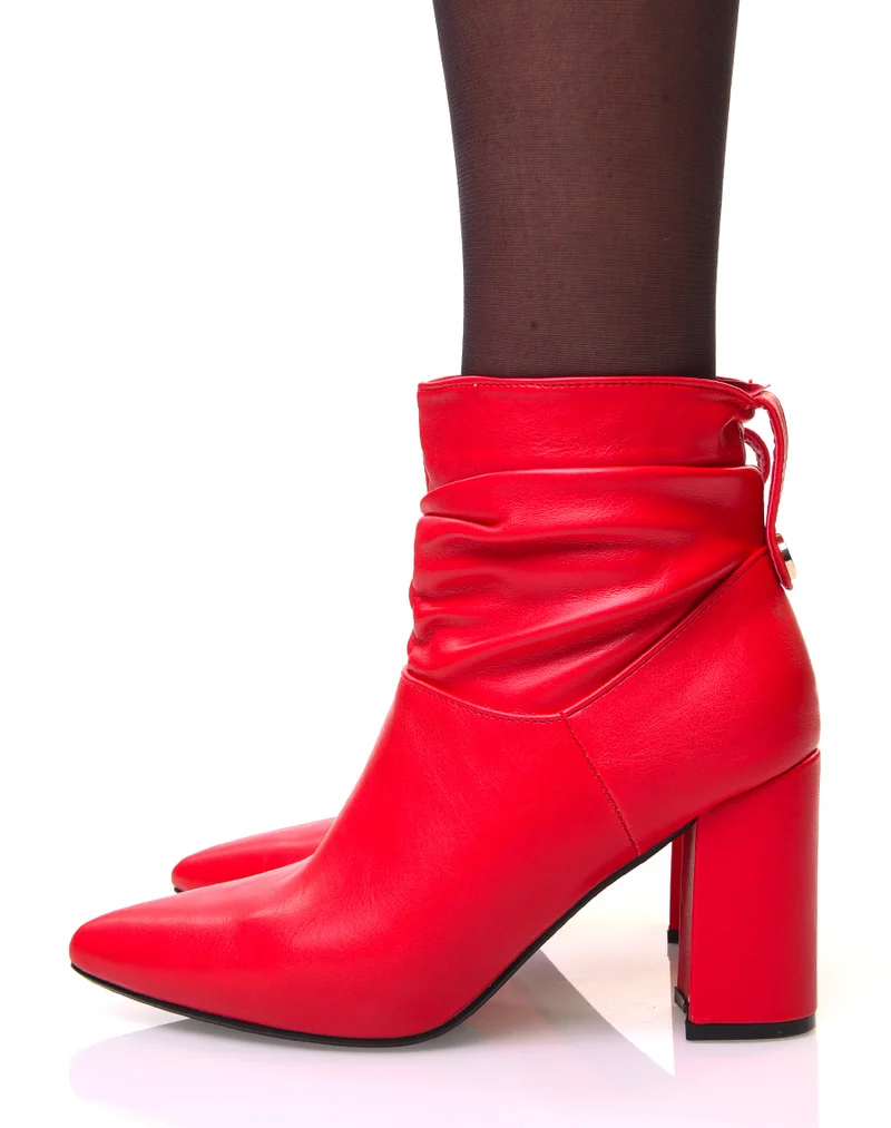 Bottines rouges à talons carrés et bouts pointus effet plissé