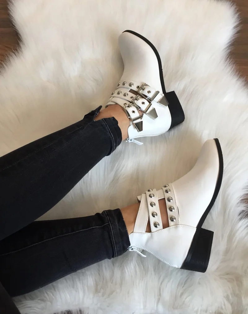 Bottines blanches plates différentes lanières cloutés