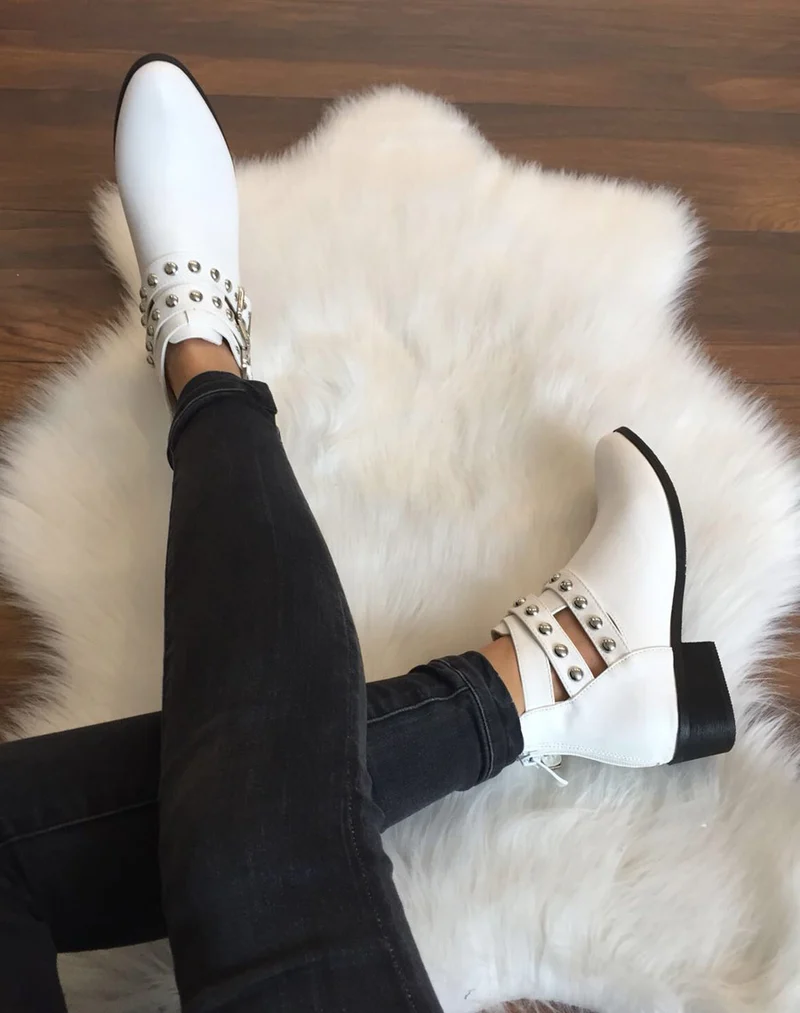 Bottines blanches plates différentes lanières cloutés