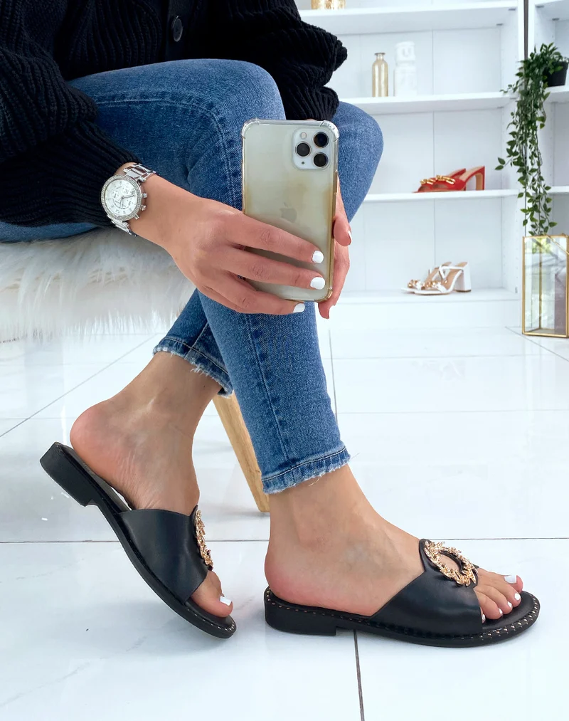 Mules noires à bijou rond et doré