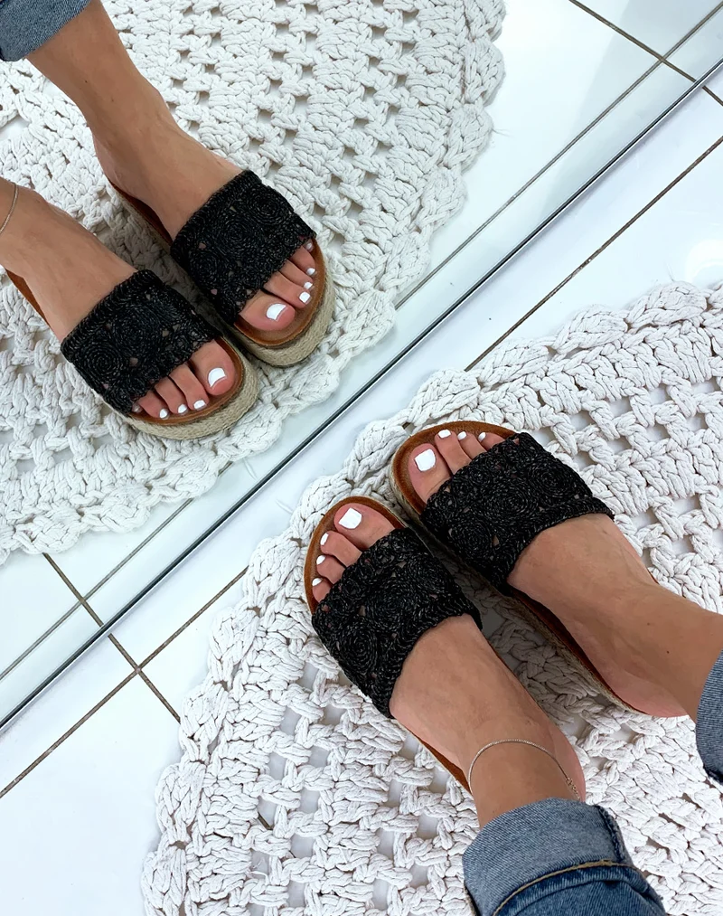 Mules en osier noires à motifs tressés et à plateforme