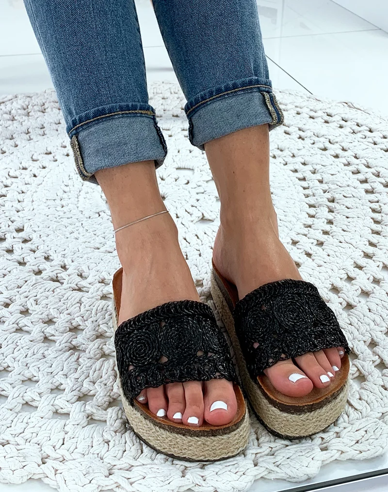 Mules en osier noires à motifs tressés et à plateforme