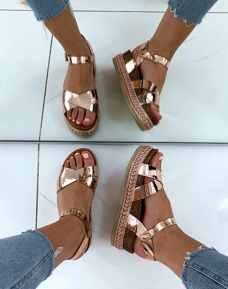 Sandales compensées rose gold effet métallique