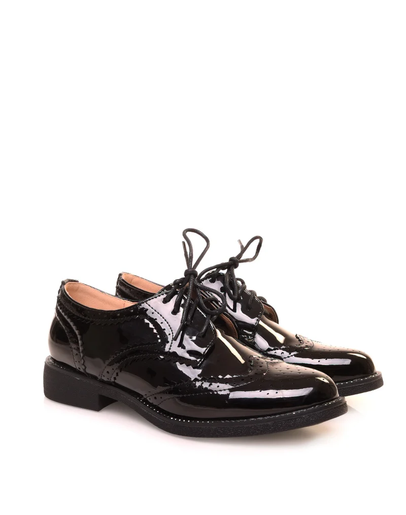 Richelieu noire vernies avec surpiq?res et d?tails strass