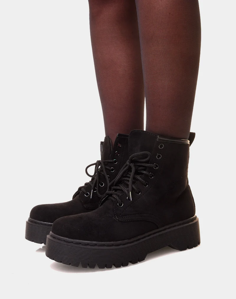 Bottines montantes noire en suédine à grosse plateforme